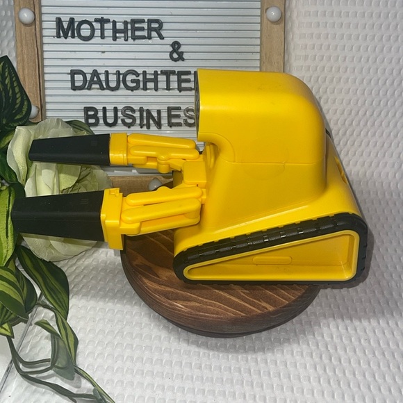 Fao Schwarz Toy RC Construction Gripper Bot - Roblox Robot - Picture 4 of 5